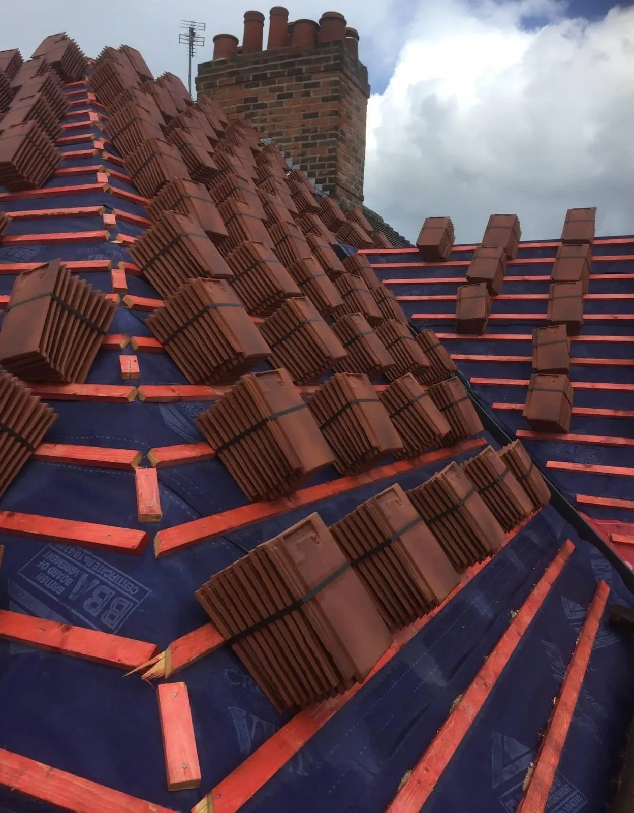 Professional new roof installation in Aylesbury by Firmus Roofing & Building showing tiles and breathable membrane.