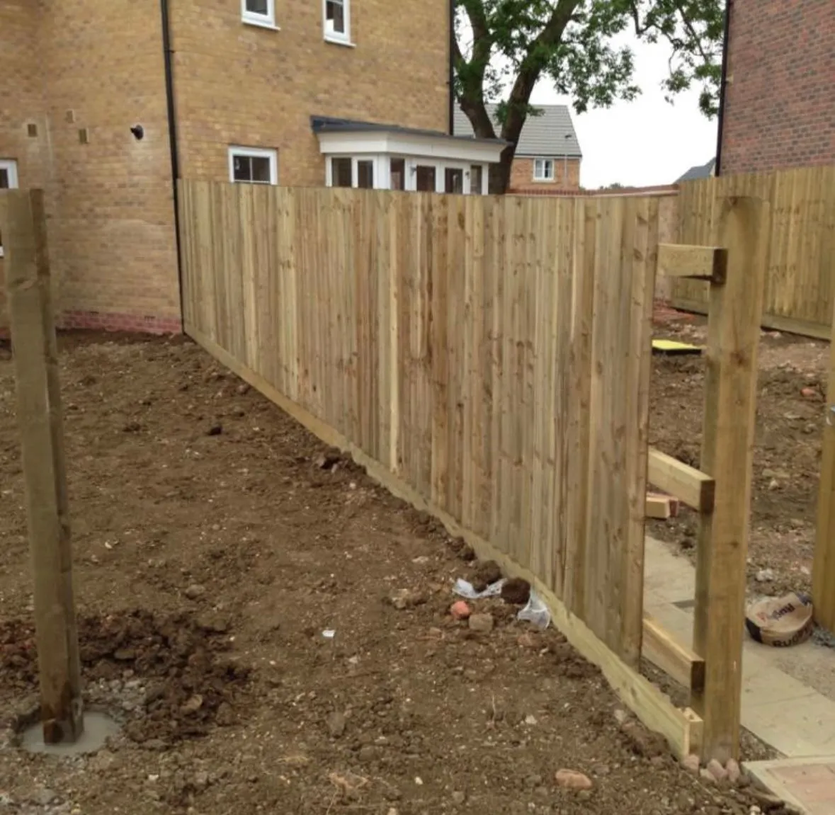 Installation of a new timber closeboard fence and garden groundworks in a Leicestershire garden by Woodscapes.