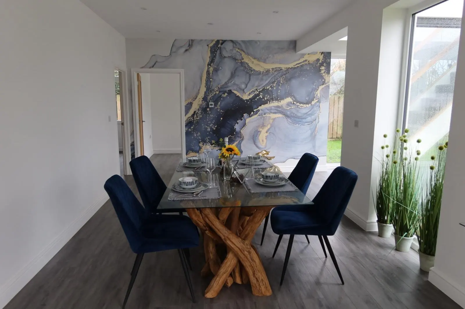 Perfectly smooth plastered walls in a modern dining room setting.