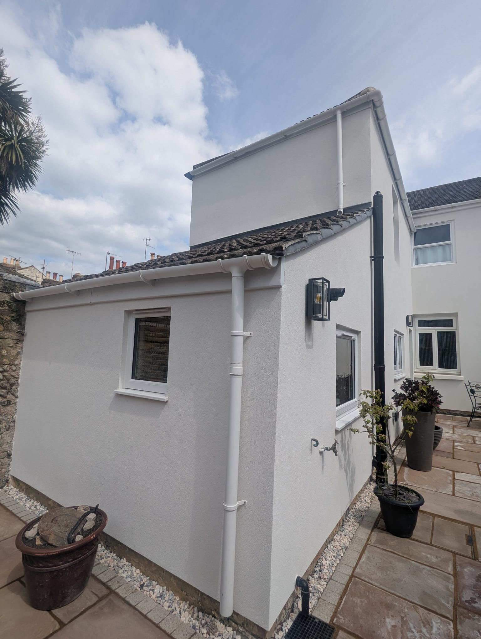 Freshly rendered exterior wall on a house extension by Portslade Plastering.