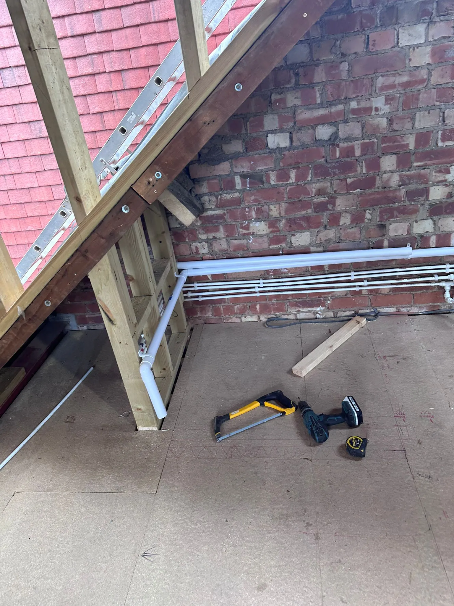 Installation of new white drainage and water supply pipes in a renovation project