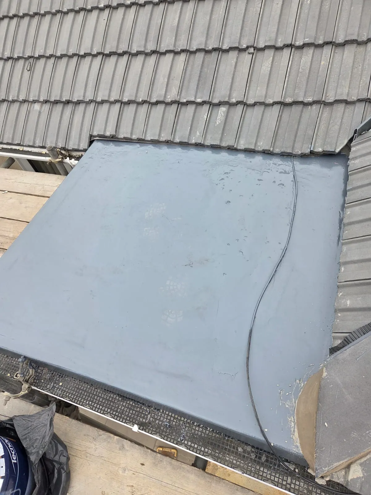 A high-quality GRP fibreglass flat roof installation by professional roofers.