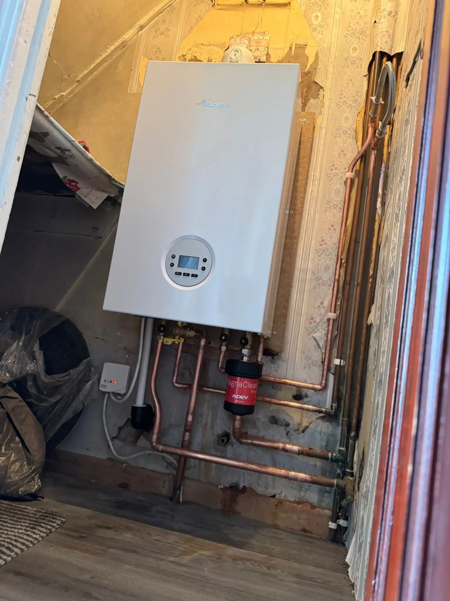 A modern Worcester Bosch boiler installation featuring expert copper pipework and a magnetic system filter.