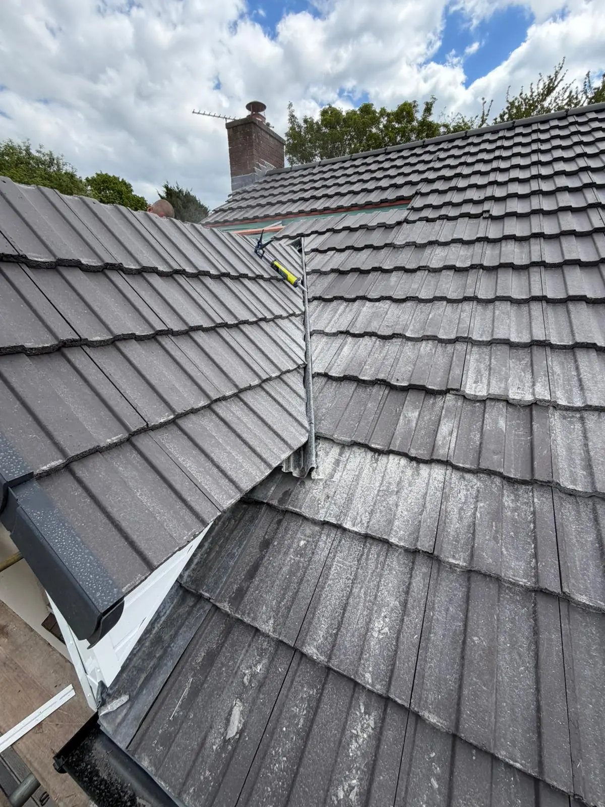 Tiled roof valley repair